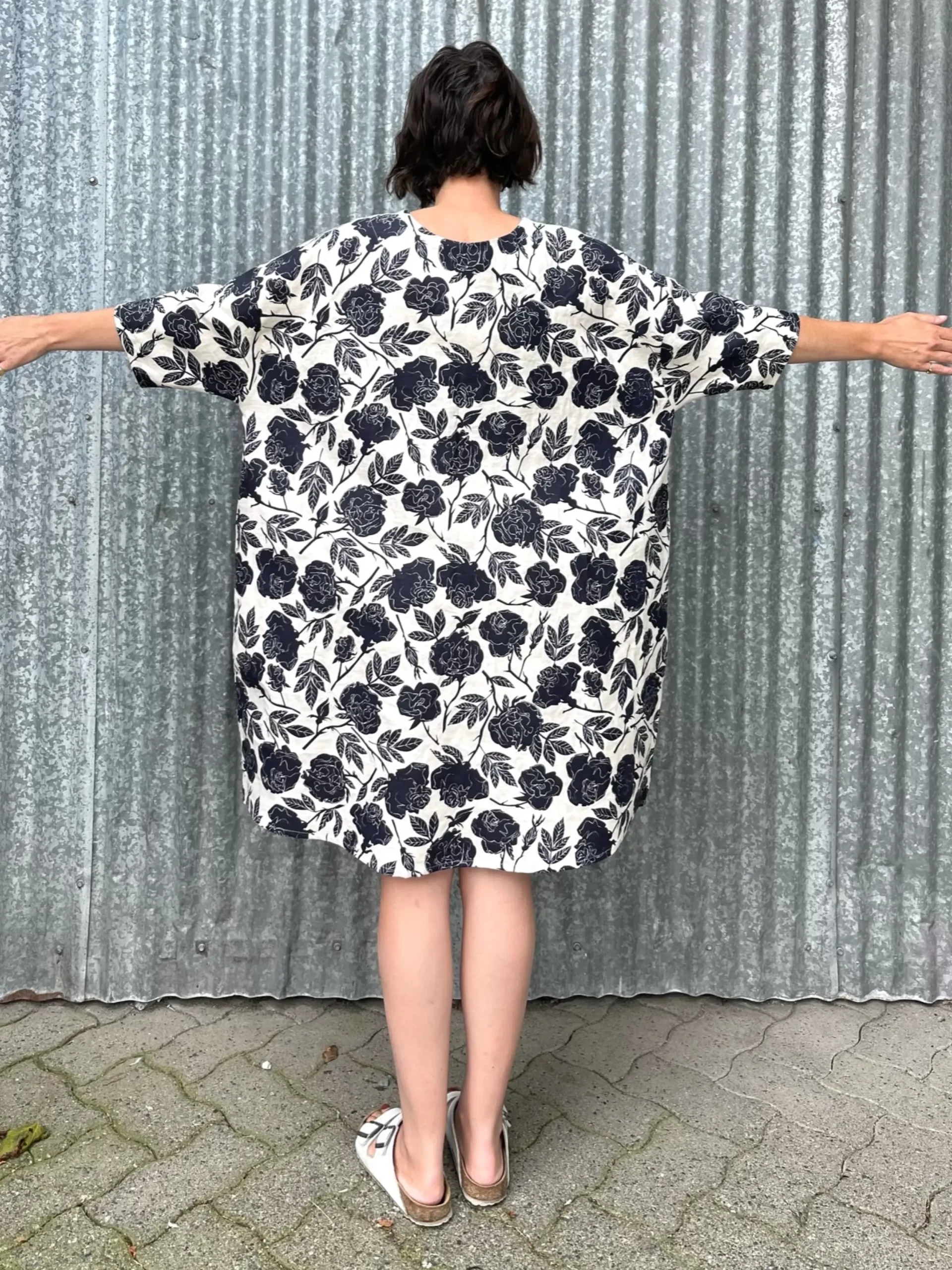 Flash Sale Dark Navy Roses Linen Sunja Dress Dresses